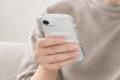 「指が痛い」「スマホが重い」をケースでラクに。持ち