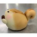 どんぐりを抱えた「りす」と、本物そっくりの「あけび