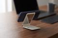 背面ひとつで、スタンド・カード・グリップ・ミラーの