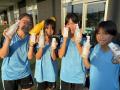 屋外で長時間活動する川崎フロンターレの女子中学生チ