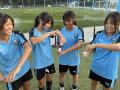 屋外で長時間活動する川崎フロンターレの女子中学生チ