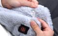 手もお腹も温めながらスマホ操作ができる「ながら暖房