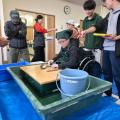 人工呼吸器や車いす・バギーのまま漁船へ。障害のある 人工呼吸器や車いす・バギーのまま漁船へ。障害のある