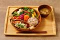 『鳥〇食堂×タニタカフェ』“秋の味覚を一皿に”旬の鮭