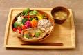 『鳥〇食堂×タニタカフェ』“秋の味覚を一皿に”旬の鮭
