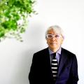 伝統工芸「烏山和紙」に手作業で豊かな“しわ”を施し、 伝統工芸「烏山和紙」に手作業で豊かな“しわ”を施し、