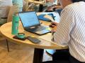 一人ひとりの業務課題を、AIとの対話で解きほぐす。西