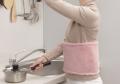 「重ねるだけでピタッと留まる!?」服の上からサッと巻