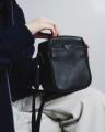 「UNTRACK」から、セカンドバッグを現代的に再解釈し