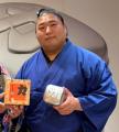 【もち吉】浅香山親方と若元春関による餅まきの開催が
