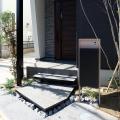 組み立て式で工期を短縮！シースルーアプローチ階段を