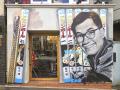 外苑前の交差点に毎月話題の人物やトピックをテーマに