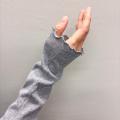 伸縮性のある編み方で肌に柔らかくフィットする、テレ