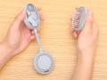 マグネットでスマホにピタッ！片手で操作できるハンデ