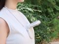 軽やかに、ひんやりスマート！首に掛けても、デスクで