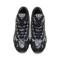 「atmos」の先鋭的なスタイルと「New Balance」のヘリ