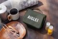 AIGLEの白いロゴがカーキのナイロン地に映える！『AIG