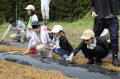 浜松市立西小学校4年生を対象に遠州織物について学ぶ