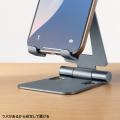 ケースを付けたままでも置ける2関節で角度を自由に調
