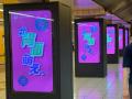 新宿駅メトロプロムナードのサイネージにダーツを題材