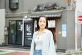 俳優・安藤玉恵さんが綴る破天荒な家族と商店街、初エ