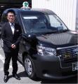 三つ葉のマークのフランチャイズ型個人タクシーを導入