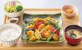 夏野菜が彩る「季節の野菜と豚と鶏つくねの黒酢あん」