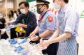 渋谷の街に笑顔とお花！警備員さん、従業員さんたちが