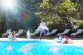 2つのアウトドアプールを1度に楽しむ夏の「プールホッ