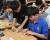 高槻市立郡家小学校児童が折り鶴作りで異文化交流