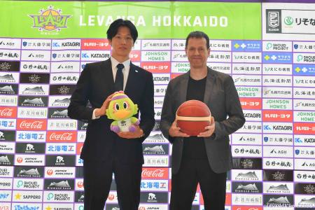レバンガ北海道 トーステン・ロイブルHC 就任会見実施