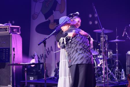 豪華アーティストも出演・笑いと音楽と感動のステージ