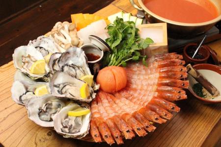 大阪心斎橋で生牡蠣と赤海老を濃厚出汁で味わう！えび