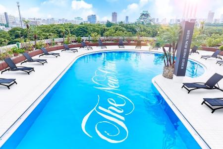 夏の大阪旅行は、プール付きで決まり！青と緑に包まれ