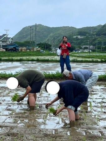 フリースクールに通う不登校生が地域交流を通じて田植