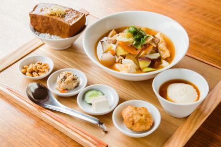 「主食は、豆腐」の定食スタイルで、職人手作りの“で