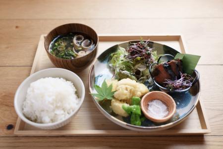 お米高騰の今こそ！三宮ランチは「ご飯食べ放題」で決