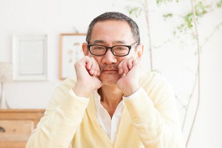 メガネと補聴器、同時に使っても大丈夫？正しい装着方