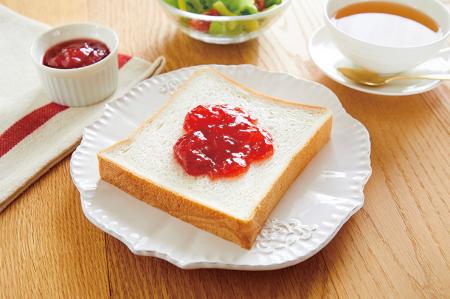 利用者の声で新たに「しっとり食パン（生クリーム使用