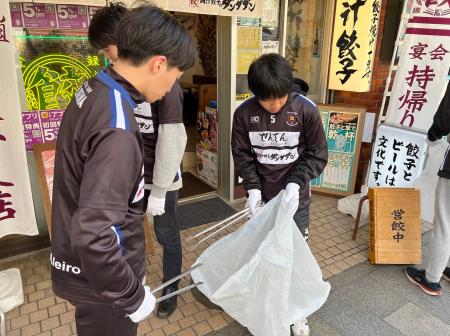 【肉汁餃子のダンダダン】大学生と一緒にゴミ拾い活動