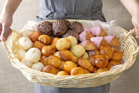 家族で楽しもう♪キッズメニューにお子様専用パン食べ