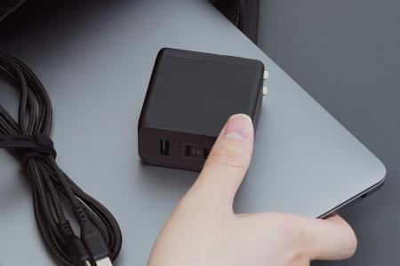PD100W出力に対応！GaN採用でバッグにもすっぽり収ま