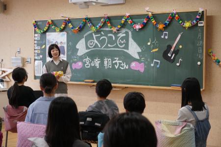 川崎市立新小倉小学校の児童が、川崎市出身３ピースロ