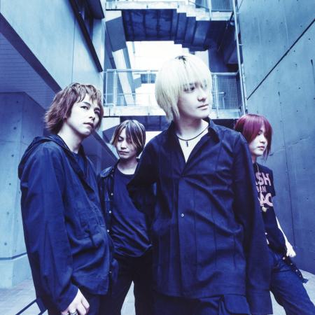 90年代に活躍したヴィジュアル系ロックバンド “Blüe” 