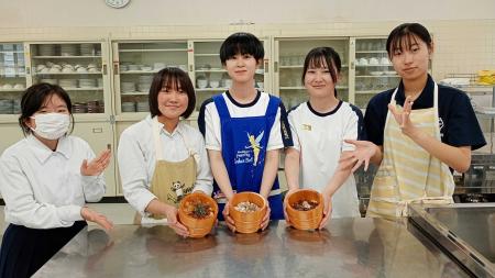 宇治山田商業高校生徒が伊勢志摩の郷土料理『手こね寿