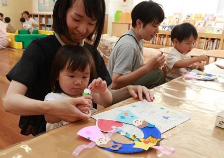 七夕を前に子どもたちが願いの詰まった笹飾り作り
