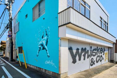静岡県・三島のウイスキー蒸留所に「物々交換」で壁画