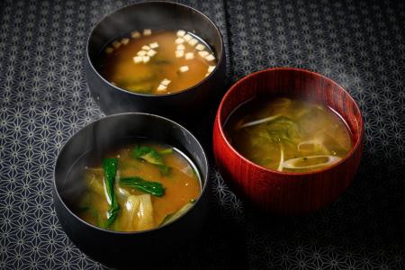 味噌で勝負。“寝かせ玄米”のYUWAERUがお味噌の老舗『