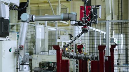 豊田自動織機、ユニバーサルロボットの協働ロボットを