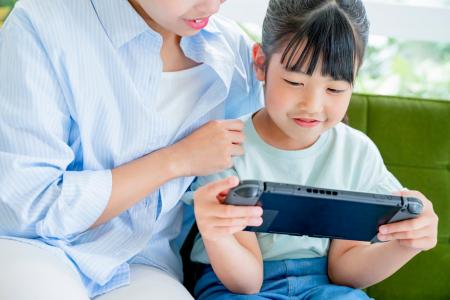 子どものゲーム利用に保護者の不安は尽きず…視力・依